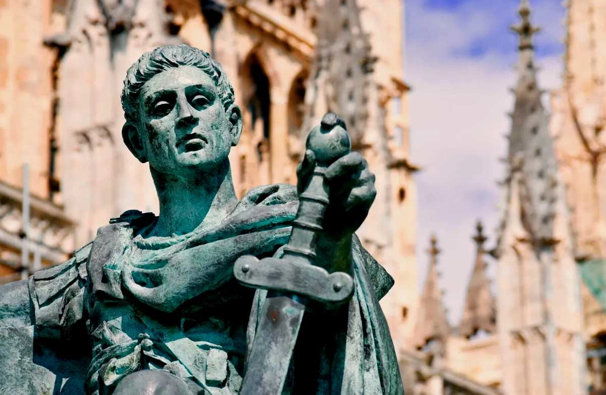 “In Hoc Signo Vinces”, Statue of Constantine the Great outside York Minster, York, England, via Learn Religions.